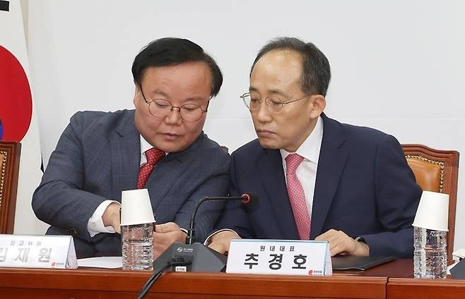 김재원 국민의힘 최고위원(왼쪽)과 같은 당 추경호 원내대표가 지난 14일 서울 여의도 국회에서 열린 최고위원회의에서 대화하고 있다. 연합뉴스