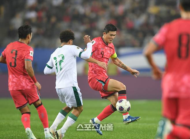 김민재가 15일 용인 미르스타디움에서 열린 2026 FIFA 북중미 월드컵 아시아 3차 예선 이라크와 경기에서 상대 드리블을 차단하고 있다. 2024. 10. 15. 용인 | 최승섭기자 thunder@sportsseoul.com