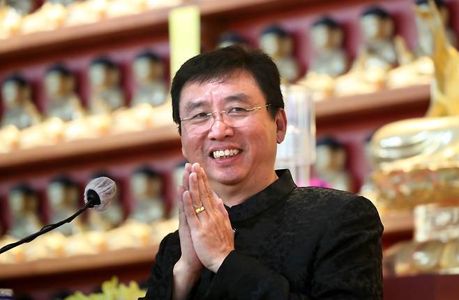 구글 엔지니어 출신으로 명상을 보급하고 있는 차드 멩 탄이 지난달 30일 오후 대전 보문고등학교에서 학생과 학부모를 대상으로 '뇌를 깨우는 15초의 기적, 명상'을 주제로 강의를 하고 있다. 차드 멩 탄은 "학생들이 놀라운 집중력을 보여 열기가 뜨거웠다"고 말헸다. /신현종 기자