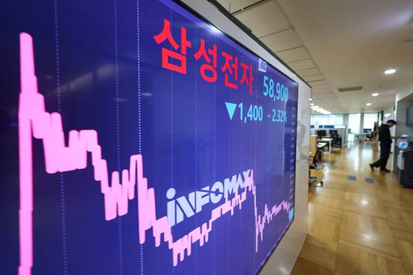 ▲ 10월10일 오후 서울 종로구 연합인포맥스 화면에 삼성전자 주가가 표시돼 있다. 이날 삼성전자는 전장 대비 2.32% 내린 5만8900원에 거래를 마치며 2023년 3월16일(5만9900원) 이후 1년7개월 만에 종가 기준 6만 원 선을 내줬다. ⓒ연합뉴스