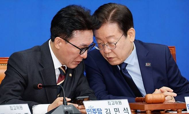 김민석 더불어민주당 최고위원(왼쪽)과 같은 당 이재명 대표가 지난 14일 서울 여의도 국회에서 열린 최고위원회의에서 대화하고 있다. 뉴스1