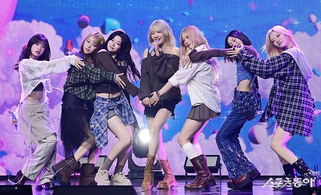 그룹 빌리가 16일 서울 용산구 한남동 블루스퀘어 마스터카드홀에서 열린 미니 5집 ‘appendix: Of All We Have Lost’ 발매 프레스 쇼케이스에서 타이틀곡 ‘기억사탕’ 무대를 펼치고 있다. 주현희 기자 teth1147@donga.com