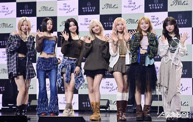 그룹 빌리가 16일 서울 용산구 한남동 블루스퀘어 마스터카드홀에서 열린 미니 5집 ‘appendix: Of All We Have Lost’ 발매 프레스 쇼케이스에서 포즈를 취하고 있다. 주현희 기자 teth1147@donga.com