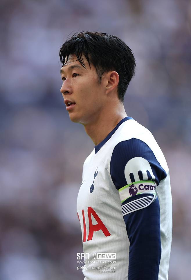 ▲ 스페인 언론 '카탈루냐 라디오'는 16일(한국시간) "바르셀로나가 손흥민을 자유계약(FA)으로 영입하는 방안을 고려하고 있다. 한지 플릭 감독은 이미 손흥민에 대해 많은 걸 알고 있다. 감독도 손흥민의 합류를 긍정적으로 볼 것이다"라고 보도했다. 스페인 매체 '엘 나시오날'도 바르셀로나의 스포츠 디렉터 데쿠가 손흥민 영입을 위한 협상을 이미 시작했다고 밝혔다. 바르셀로나는 최근 심각한 재정 문제로 인해 대규모 이적료를 지불하는 대신 FA 시장에서 능력 있는 선수들을 데려오는 방식을 택하고 있다.