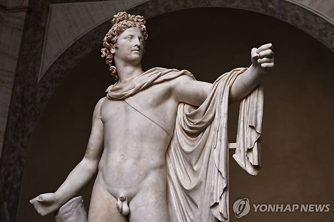 '아폴로 벨베데레'상 (바티칸 AFP=연합뉴스) 5년간의 복원 작업을 마치고 15일(현지시간) 바티칸 박물관에 다시 전시된 아폴로 벨베데레 대리석 조각상. 2024.10.15 photo@yna.co.kr