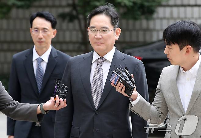 이재용 삼성전자 회장이 14일 오후 서울 서초구 서울고등법원에서 열린 자본시장과 금융투자업에 관한 법률 위반(부정거래 행위·시세조종) 등 항소심 2심 공판에 출석하고 있다. 2024.10.14/뉴스1 ⓒ News1 임세영 기자