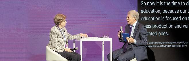 지난 15일 서울 연세대에서 열린 '제2회 태재미래교육포럼' 개막식 행사에서 연사로 나선 이리나 보코바(왼쪽) 전 유네스코 사무총장과 염재호 태재대 총장이 인공지능(AI) 기술이 불러올 교육의 변화와 미래상에 대해 대담하고 있다. /김지호 기자