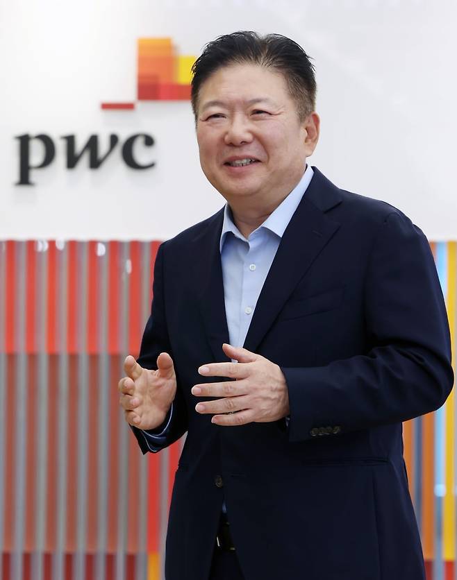 훈수 삼일회계법인 대표가 서울 한강대로 삼일회계법인 본사에서 한국경제신문과 인터뷰를 하고 있다. 김범준 기자