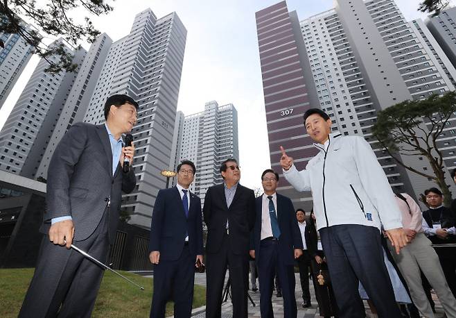 오세훈 서울시장(오른쪽)이 17일 서울 강동구 올림픽파크포레온 장기전세주택 ‘미리 내 집’을 찾아 사업 현황에 대한 설명을 듣고 있다. 연합뉴스