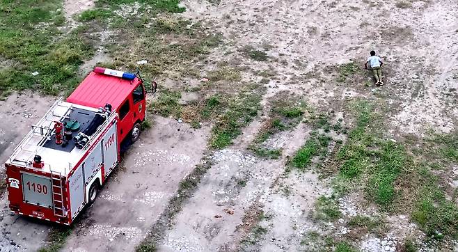 라오스 비엔티안의 소방서는 참 단출했습니다. 아침부터 바가지로 차에 물을 채우던 소방관은 팔굽혀펴기로 체력 관리를 하네요. 시설은 열악하지만 소방관의 책임의식은 어느 선진국 못지않은 듯해 감동을 줍니다. 이승환 기자