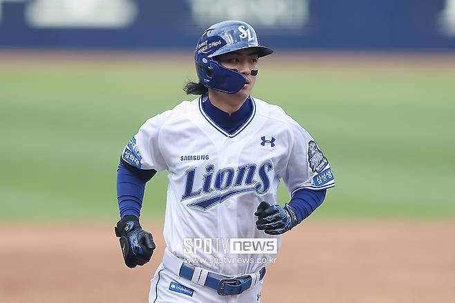 ▲ 삼성 라이온즈 구자욱이 13일 대구 삼성라이온즈파크에서 열린 '2024 신한 SOL뱅크 KBO 포스트시즌' LG 트윈스와의 플레이오프 1차전에서 홈런을 터뜨리고 홈플레이트를 향해 뛰고 있다. ⓒ곽혜미 기자