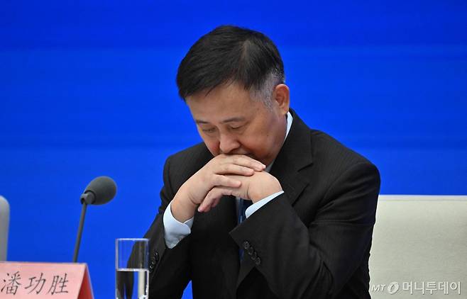 (베이징 AFP=뉴스1) 김지완 기자 = 24일 중국 베이징 국무원 신문판공실에서 열린 기자회견에서 판궁성 중국인민은행장이 생각에 잠겨 있다. 2024.09.24 ⓒ AFP=뉴스1 Copyright (C) 뉴스1. All rights reserved. 무단 전재 및 재배포, AI학습 이용 금지. /사진=(베이징 AFP=뉴스1) 김지완 기자