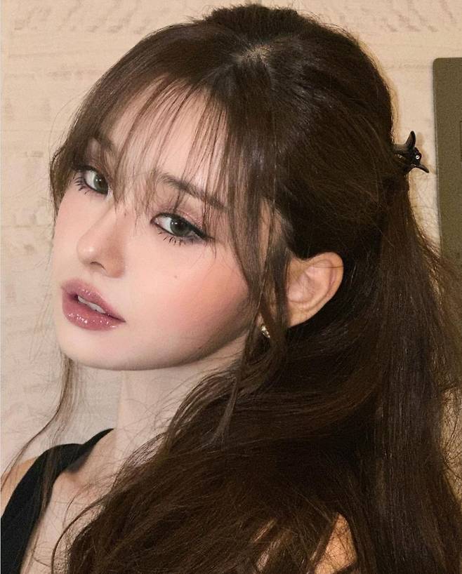 프리지아는 심플한 블랙 민소매 탑과 편안한 팬츠를 매치해 스포티하면서도 세련된 분위기를 연출했다.사진=프리지아 SNS