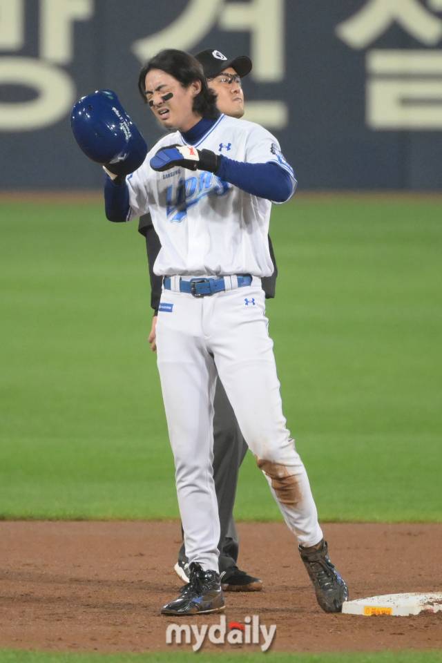 삼성 구자욱이 15일 대구 삼성라이온즈파크에서 열린 '2024 프로야구 KBO 포스트 시즌' 삼성 라이온즈와 LG트윈스 플레이오프(PO) 2차전 경기 1회말 2사 1루에 도루를 성공했다. 부상으로 인상을 쓰는 구자욱./대구=한혁승 기자 hanfoto@mydaily.co.kr