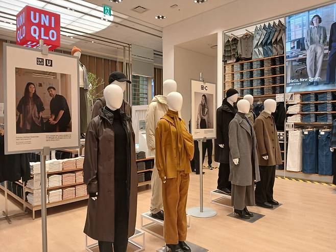 한 유니클로 매장에 전시된 디자이너 협업 라인인 U컬렉션. 김희량 기자