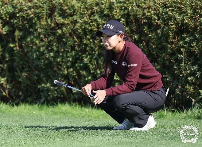 상상인‧한경 와우넷 오픈 2024 4라운드 3번 홀에서 그린 라인을 파악하고 있는 박보겸. 사진제공 | KLPGA
