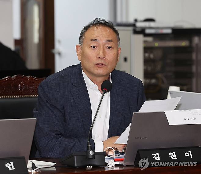 발언하는 김원이 의원 (울산=연합뉴스) 김용태 기자 = 17일 울산시 중구 한국석유공사에서 열린 국회 산업통상자원중소벤처기업위원회의 한국석유공사 등 12개 기관에 대한 국정감사에서 더불어민주당 김원이 의원이 발언하고 있다. 2024.10.17 yongtae@yna.co.kr
