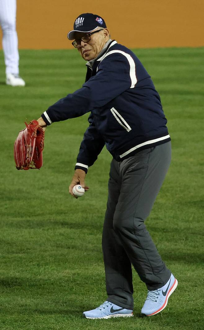 ‘명장’ 김응용 감독이 한국시리즈 1차전 시구를 맡는다. 사진=뉴시스