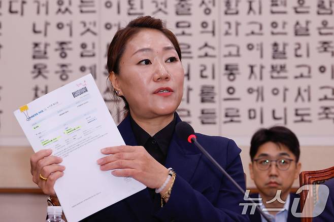 김건희 여사의 공천 개입 의혹과 명태균 씨 여론조사 비용 불법 조달 의혹을 제기한 강혜경 씨가 21일 오후 서울 여의도 국회 법제사법위원회에서 열린 대검찰청 국정감사에 출석해 명태균 씨가 김건희 여사를 만나러 갔다는 증거로 자신이 끊어준 항공권을 들어보이고 있다. 2024.10.21/뉴스1 ⓒ News1 안은나 기자