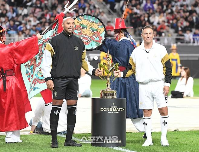 티에리 앙리(왼쪽)와 파비오 칸나바로가 20일 서울월드컵경기장에서 열린 FC 스피어와 쉴드 유나이티드의 ‘2024 넥슨 아이콘 매치’에 앞서 양 팀 감독으로 그라운드에 나와 기념촬영을 하고 있다. 2024. 10. 20. 박진업 기자 upandup@sportsseoul.com