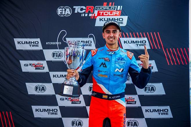 사진 : 미켈 아즈코나 선수가 '2024 TCR 월드 투어' 주저우 대회에서 첫 번째 결승 레이스 우승을 차지하고 포디움에서 기뻐하는 모습