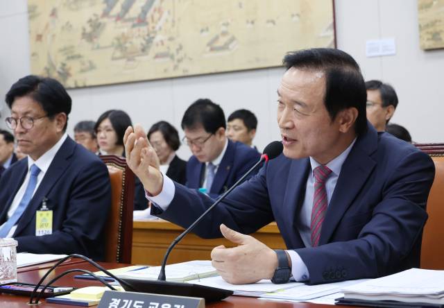 임태희 경기도교육감이 22일 국회에서 열린 교육위원회 국정감사에 출석, 의원 질의에 답하고 있다. 연합뉴스
