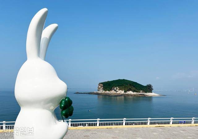 시화나래휴게소 토끼 조형물 뒤로 작은 섬(큰가리섬)이 보인다.