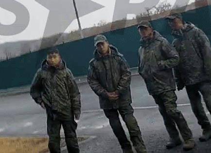 러시아 독립언론 ‘아스트라’가 22일 텔레그램 계정에 “러시아에 파병된 북한군 병사들의 모습”이라며 공개한 동영상의 한 장면. 아스트라는 “이 영상의 촬영 위치를 확인한 결과, (극동) 프리모르스키 크라이의 세르게예프카 마을에 있는 러시아 지상군 제127차량화소총사단(44980부대)으로 파악됐다”고 설명했다. 텔레그램 캡처