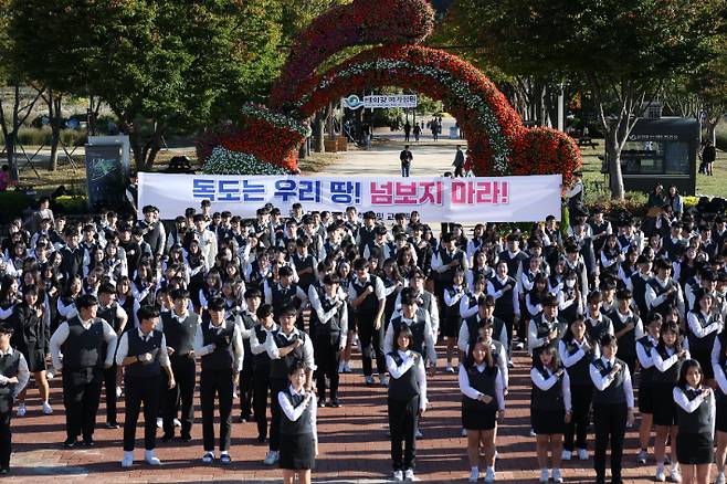 울산 동구 대송고등학교 1·2학년 학생과 교직원 500여 명은 23일 태화강 국가정원에서 '독도는 우리 땅' 노래에 맞춰 5분간 번개 공연(플래시몹)을 선보였다. 울산광역시교육청 제공