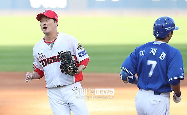 ▲ KIA는 23일 광주-기아챔피언스필드에서 열린 ‘2024 신한 SOL Bank KBO리그 포스트시즌’ 삼성과 한국시리즈 1차전에서 0-1로 뒤진 7회 4득점으로 경기를 뒤집은 끝에 5-1로 이겼다. 6회 위기 상황에서 호출돼 위기를 막아낸 전상현. ⓒ곽혜미 기자