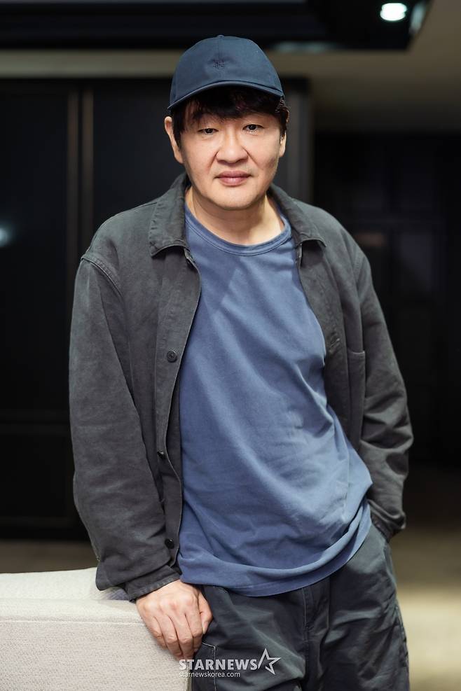 티빙 드라마 '대도시의 사랑법' 허진호 감독이 23일 서울 종로구 팔판동의 한 카페에서 진행된 인터뷰를 위해 포즈를 취하고 있다. '대도시의 사랑법'은 동명의 소설을 원작으로 둔 작품으로, 청춘들의 달콤한 만남과 이별의 아픔, 어딘가 모르게 나와 비슷한 사랑의 경험을 한 고영의 성장기를 그린다. / 사진제공=티빙, 메리크리스마스, 빅스톤스튜디오 /사진=김창현 chmt@