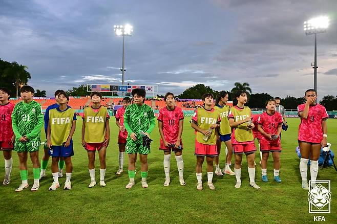 김은정 감독이 이끄는 한국 U-17 여자 축구 대표팀이 23일(한국시간) 도미니카 공화국 산티아고 데 로스 카바예로스에 있는 에스타디오 시바오 FC에서 열린 미국과의 대회 조별리그 B조 3차전에서 0-5로 대패했다. B조에서 1무 2패(승점 1∙골득실 -10∙득점 1)에 그친 한국은 같은 시각 스페인에게 1-2로 패한 콜롬비아(승점 1∙골득실 -3)와 승점이 같지만, 골 득실에 밀려 최하위로 탈락했다. 대한축구협회
