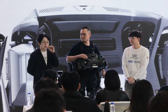 (왼쪽부터) 공경철 한국과학기술원(KAIST) 기계공학과 교수와 김승환 연구원(완전 마비 장애인), 박정수 연구원. KAIST 제공