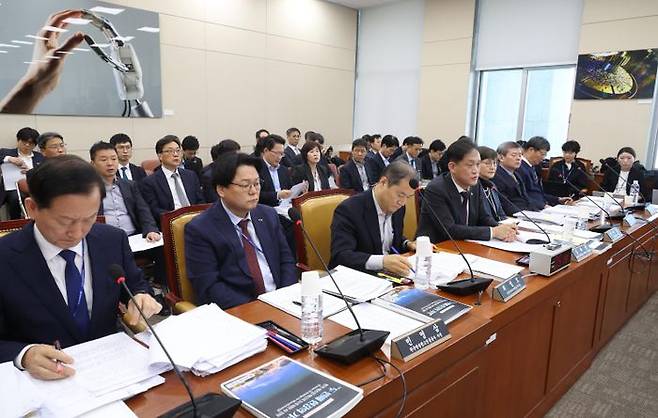 김태규 방송통신위원장 직무대행이 24일 오전 서울 여의도 국회 과학기술정보방송통신위원회에서 열린 방송통신위원회 등에 대한 종합 국정감사에서 의원들의 질의에 답변하고 있다. ⓒ뉴시스