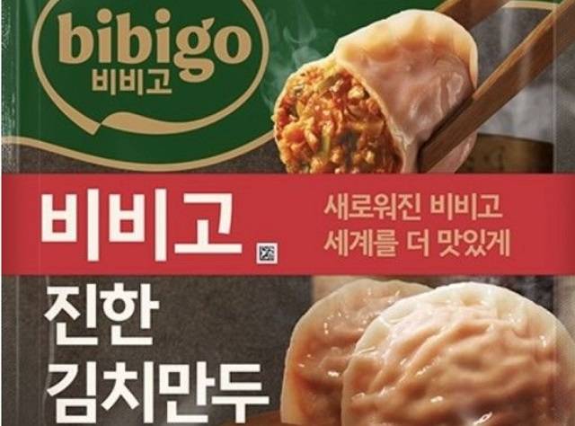 플라스틱이 섞여 들어간 것으로 확인된 '비비고 진한김치만두 400g'. 식품의약품안전처 제공