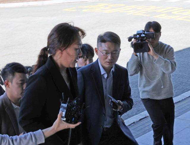 '명태균 게이트'를 폭로한 강혜경씨가 검찰 조사를 받기 위해 지난 23일 오전 경남 창원시 성산구 창원지검에 들어가고 있다. 연합뉴스