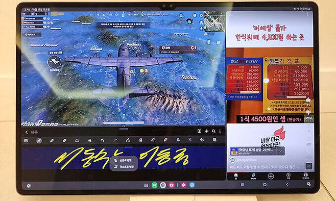 갤럭시 탭 S10 울트라 성능 테스트를 위해 멀티 윈도로 고사양 게임인 ‘배틀그라운드’(왼쪽 상단), 삼성 노트 필기(왼쪽 하단), 유튜브 쇼츠를 동시에 작동시키는 모습. 이동수 기자