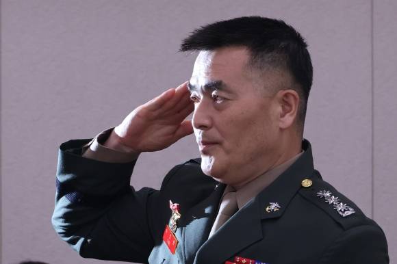 경례하는 박정훈 전 수사단장 - 경례하는 박정훈 전 수사단장 (서울=연합뉴스) 김주성 기자 = 박정훈 전 해병대 수사단장이 21일 오전 국회 법제사법위원회에서 열린 ‘순직 해병 진상규명 방해 및 사건은폐 등의 진상규명을 위한 특별검사 임명법’(채상병특검법)에 대한 입법청문회에서 증언에 앞서 경례하고 있다. 2024.6.21 utzza@yna.co.kr (끝)