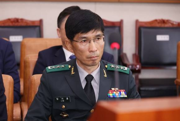 법사위 출석한 임기훈 국방대 총장 - 법사위 출석한 임기훈 국방대 총장 (서울=연합뉴스) 김주형 기자 = 21일 오전 ‘순직 해병 진상규명 방해 및 사건은폐 등의 진상규명을 위한 특별검사 임명법’(채상병특검법)에 대한 입법청문회가 진행되는 국회 법제사법위원회 전체회의에 임기훈 국방대학교 총장이 출석해 자리하고 있다. 2024.6.21 kjhpress@yna.co.kr (끝)