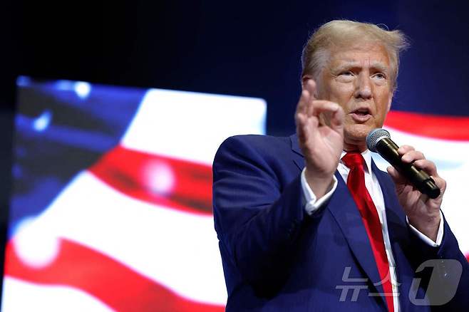 미국 공화당 대통령 후보인 도널드 트럼프 전 대통령이 23일(현지시간) 경합주 조지아주 지블런에서 열린 타운홀 미팅에 참석해 유세를 하고 있다. 2024.10.24 ⓒ AFP=뉴스1 ⓒ News1 우동명 기자
