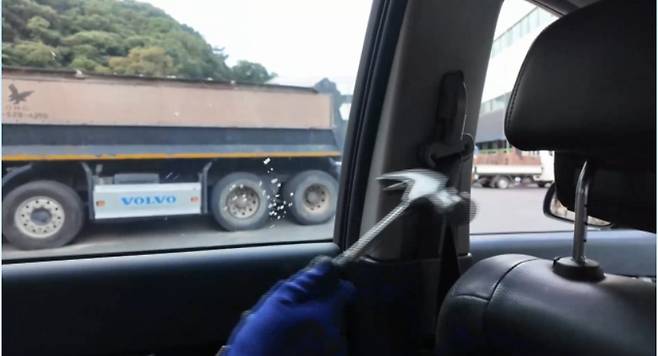 공구 망치로는 유리창을 깨기 어려웠다