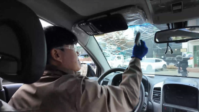 탈출 전용 장비를 써도 접합유리를 완전히 깨기는 어려웠다