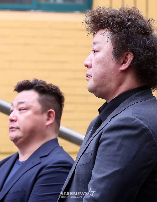 배우 고(故) 김수미 발인식이 21일 오전 서울 성동구 한양대학교 장례식장에서 엄수된 가운데 코미디언 윤정수, 정준하가 슬픔에 잠겨 있다. 김수미는 지난 25일 오전 세상을 떠났다. 향년 75세. 고인은 이날 오전 8시 8분께 심정지 상태로 구급차에 실려 서울 성모병원으로 이송됐으나 사망했다. 유족에 따르면, 고혈당 쇼크에 따른 심정지가 온 것으로 알려졌다. 2024.10.27 /사진=김창현 chmt@