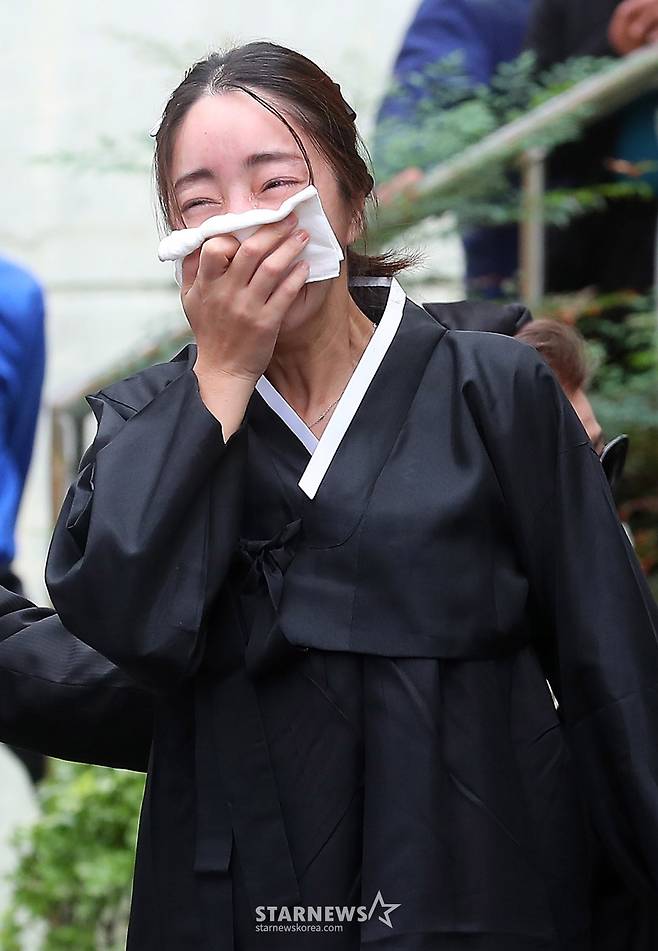 배우 고(故) 김수미 발인식이 27일 오전 서울 성동구 한양대학교 장례식장에서 엄수된 가운데 며느리 서효림이 슬픔에 잠겨 있다. 김수미는 지난 25일 오전 세상을 떠났다. 향년 75세. 고인은 이날 오전 8시 8분께 심정지 상태로 구급차에 실려 서울 성모병원으로 이송됐으나 사망했다. 유족에 따르면, 고혈당 쇼크에 따른 심정지가 온 것으로 알려졌다. 2024.10.27 /사진=김창현 chmt@
