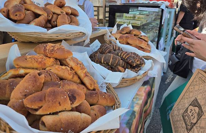 9월 29일 대전 동구에서 열린 ‘2024 대전 빵축제’ 입점 부스 매대에 다양한 빵이 진열돼 있다. /뉴스1