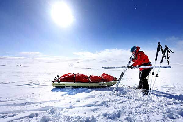 약 100kg의 썰매를 끌고 1,700km를 걸어 남극을 횡단할 예정이다.