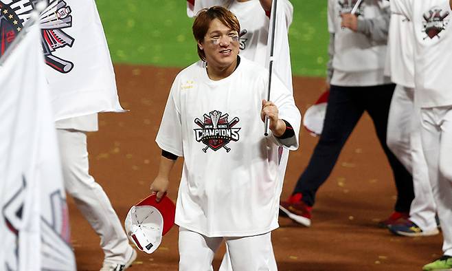 지난 28일 광주 기아챔피언스필드에서 열린 2024 신한 SOL뱅크 KBO 포스트시즌 한국시리즈 5차전 삼성 라이온즈와 KIA 타이거즈의 경기. 5차전을 7-5로 승리하며 4승 1패로 통합우승을 달성한 KIA 김선빈 등 선수들이 그라운드를 돌며 관중들에게 인사하고 있다. 연합뉴스