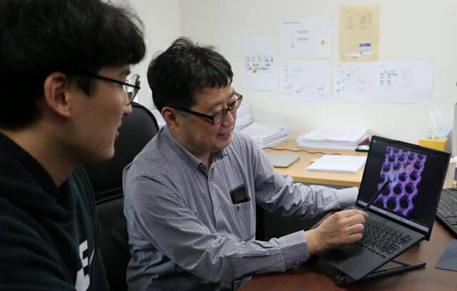 DGIST 이재동 교수가 논문 제1저자인 화학물리학과 박효섭 학위연계과정생과 연구결과를 검토했다.