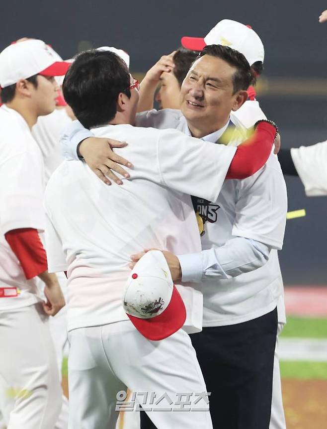 2024 프로야구 KBO 포스트시즌 KIA 타이거즈와 삼성 라이온즈의 한국시리즈(KS)는 시리즈 전적 4승 1패로 KIA 타이거즈의 통합우승으로 끝났다. 28일 광주 기아챔피언스필드에서 열린 5차전 이후 진행된 시상식을 마치고 심재학 단장이 양현종과 포옹하고 있다. 광주=김민규 기자 /2024.10.28/
