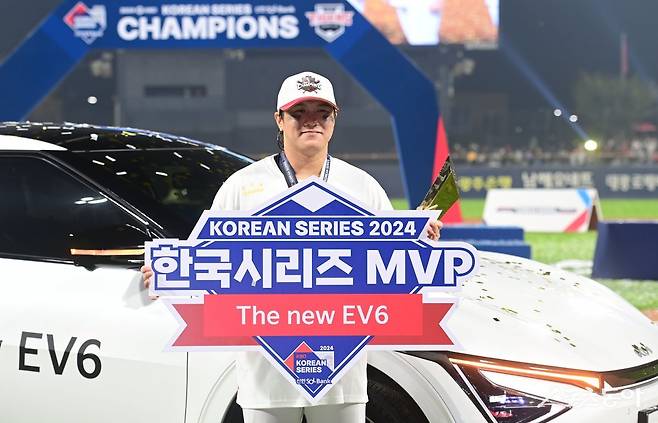 28일 광주기아챔피언스필드에서 열린 ‘2024 신한 SOL 뱅크 KBO리그’ 삼성 라이온즈와 KIA 타이거즈의 한국시리즈 5차전 경기에서 4승 1패로 한국시리즈에 우승한 KIA 김선빈이 한국시리즈 MVP 트로피를 들고 있다.
광주 | 주현희 기자 teth1147@donga.com
